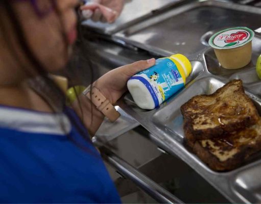 Educación inicia plan piloto con nuevo envase de leche fresca en comedores escolares