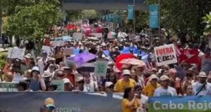 Miles de personas se manifiestan en contra del proyecto Esencia