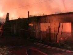 Voraz incendio consume planta recicladora de paletas en Dorado