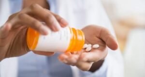 Hospital Auxilio Mutuo se ilumina de violeta por pacientes con Crohn y colitis ulcerosa