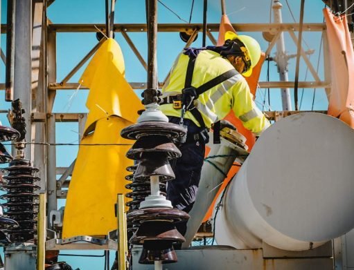 LUMA reporta más de 99% de clientes con servicio y anuncia mejoras en la red eléctrica