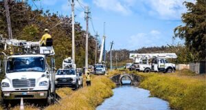 LUMA remplaza 28 postes que beneficiarán 4,200 clientes de Guayama y Arroyo