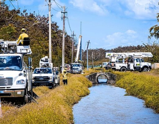 LUMA remplaza 28 postes que beneficiarán 4,200 clientes de Guayama y Arroyo
