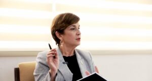 Insiste en que no va a renunciar