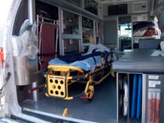 Hombre se accidenta al caerle encima piso de una casa vagón