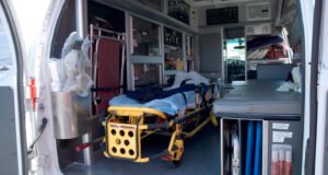 Hombre se accidenta al caerle encima piso de una casa vagón