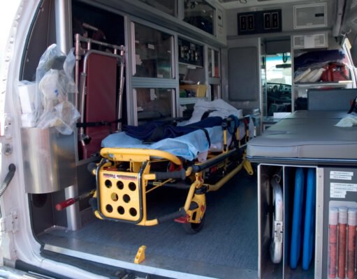Hombre se accidenta al caerle encima piso de una casa vagón
