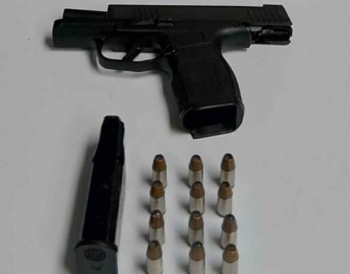 Tres arrestados en allanamiento federal en residencial de Santurce