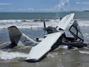 Avioneta con desperfectos cae en playa de Levittown