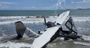 Avioneta con desperfectos cae en playa de Levittown