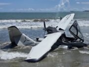Avioneta con desperfectos cae en playa de Levittown