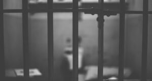 Acusan a hombre por intentar entrar opioides a cárcel federal
