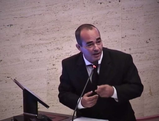 Senado sanciona a Eliezer Molina con multa y terapias por conducta en manifestación
