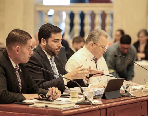 Alcaldes federados condicionan apoyo a la reforma de permisos