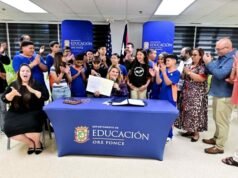 Gobernadora firma leyes para reconocer a mujeres en el deporte y promover participación en STEM