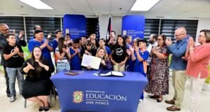 Gobernadora firma leyes para reconocer a mujeres en el deporte y promover participación en STEM