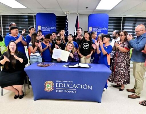 Gobernadora firma leyes para reconocer a mujeres en el deporte y promover participación en STEM