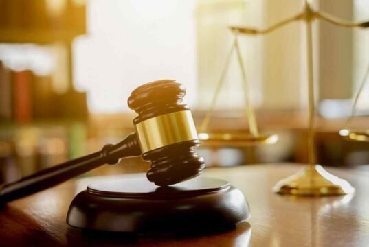 Empleado de Hacienda se declara culpable por sobornos y pérdida de $5 millones