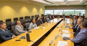 CEO de LUMA se reúne con alcaldes rojos y azules