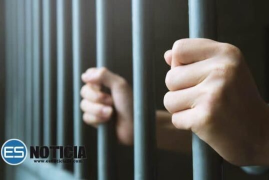 Arrestan a joven y ocupan arma automática y drogas tras intervención en residencial de Cayey