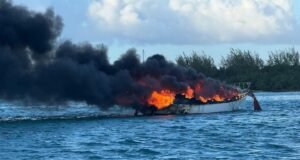 Velero coge fuego frente a Isleta Marina