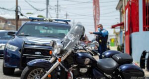 Motociclista muere tras chocar contra vehículo de la Autoridad de Carreteras