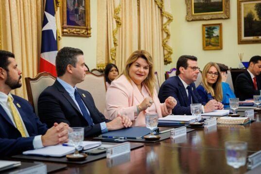 Gobernadora evalúa candidatos para nuevo secretario del DDEC