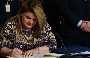 Gobernadora firma proyecto para enmendar ley de campaña