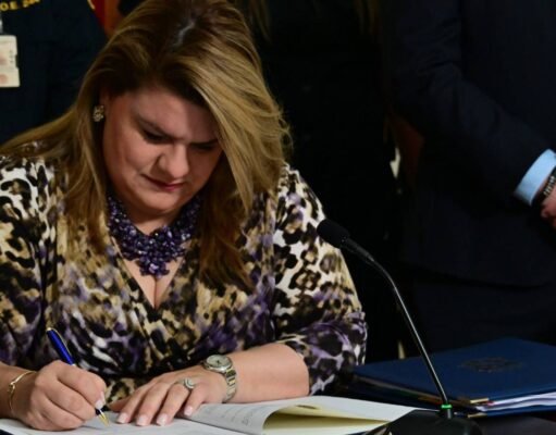 Gobernadora firma nuevas leyes y autoriza nombre a carretera en Vieques