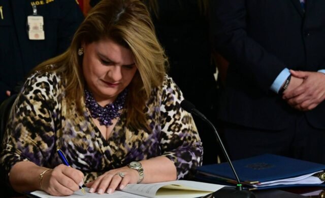Jenniffer-Gonzalez-Colon-firma