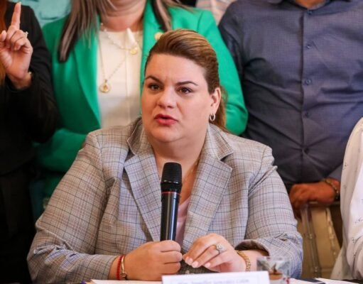 Gobernadora convierte en ley medidas que protegen fondos de retiro de policías