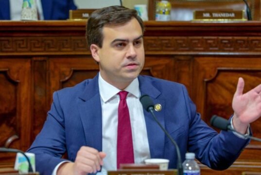 Radica proyecto de status que negocia mejoras al ELA