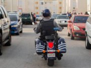 Hombre enfrenta cargos tras presuntamente lanzar motora contra policía municipal en Hatillo