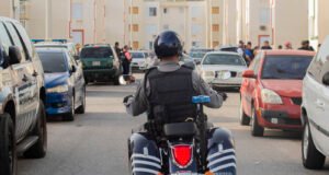 Hombre enfrenta cargos tras presuntamente lanzar motora contra policía municipal en Hatillo