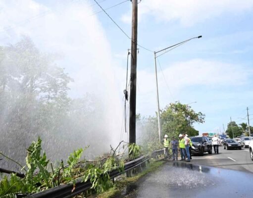 Rotura de tubería en la avenida Kennedy deja sin agua a miles de abonados