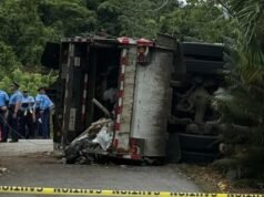Muere conductor de camión que se volcó