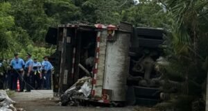 Muere conductor de camión que se volcó