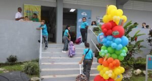 Nuevo sistema de ponche estudiantil genera críticas y dudas en escuelas públicas