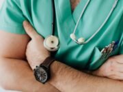 MMM y el MSO anuncian programa de alivio económico para futuros médicos