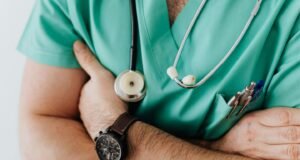 MMM y el MSO anuncian programa de alivio económico para futuros médicos