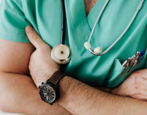 MMM y el MSO anuncian programa de alivio económico para futuros médicos