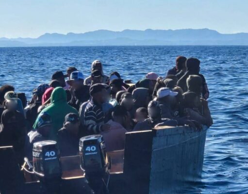 Arrestan a dos capitanes por viaje marítimo con 64 migrantes