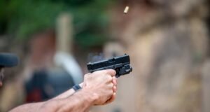 Hombre resulta herido de bala y detienen sospechoso