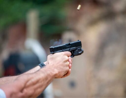 Hombre resulta herido de bala y detienen sospechoso