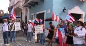 Manifestantes exigen la renuncia de Jenniffer González frente a La Fortaleza
