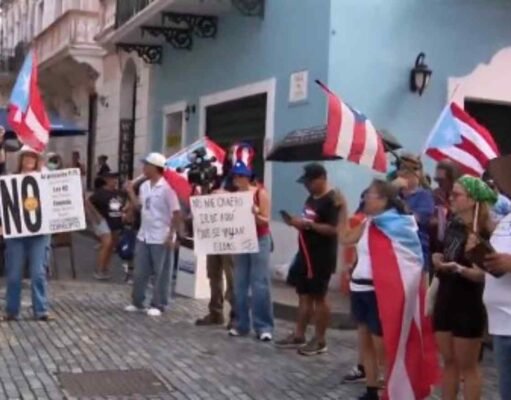 Manifestantes exigen la renuncia de Jenniffer González frente a La Fortaleza