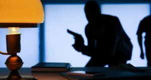 Encierra a dos septuagenarias y las amenaza para robarle