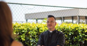 Padre Orlando Lugo: Un sacerdote entre micrófono, cámaras y doctrina