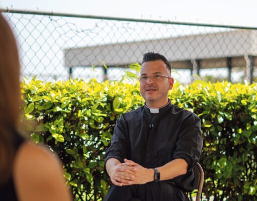 Padre Orlando Lugo: Un sacerdote entre micrófono, cámaras y doctrina