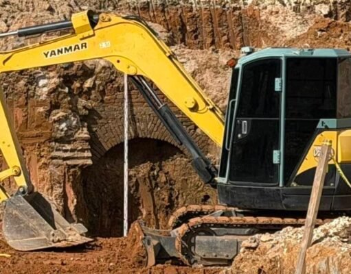 Excavación pone al descubierto construcción de ladrillo que estuvo sepultada en Mayagüez